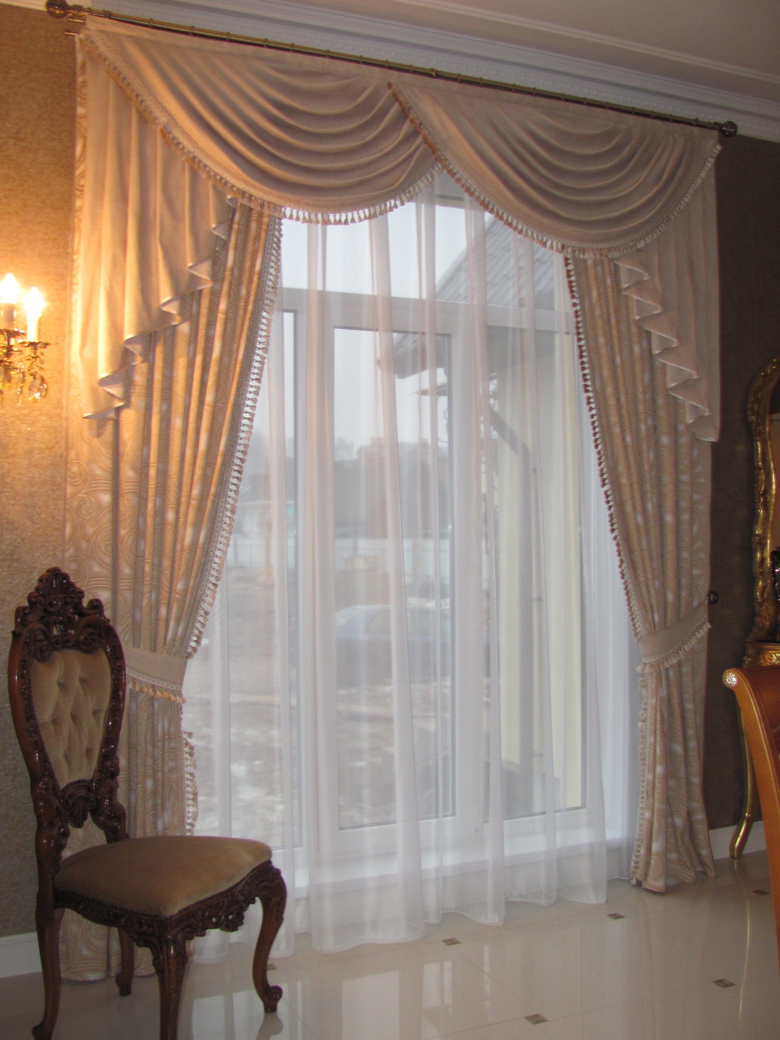 классические шторы в гостиной