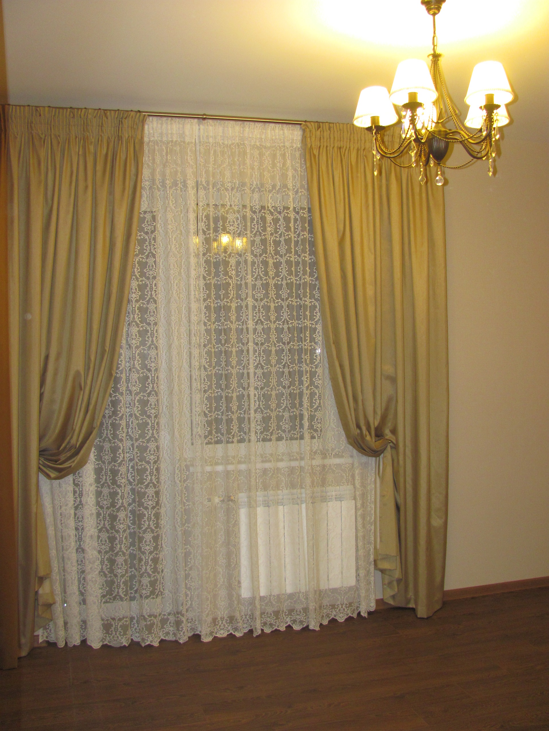 классические шторы в спальне