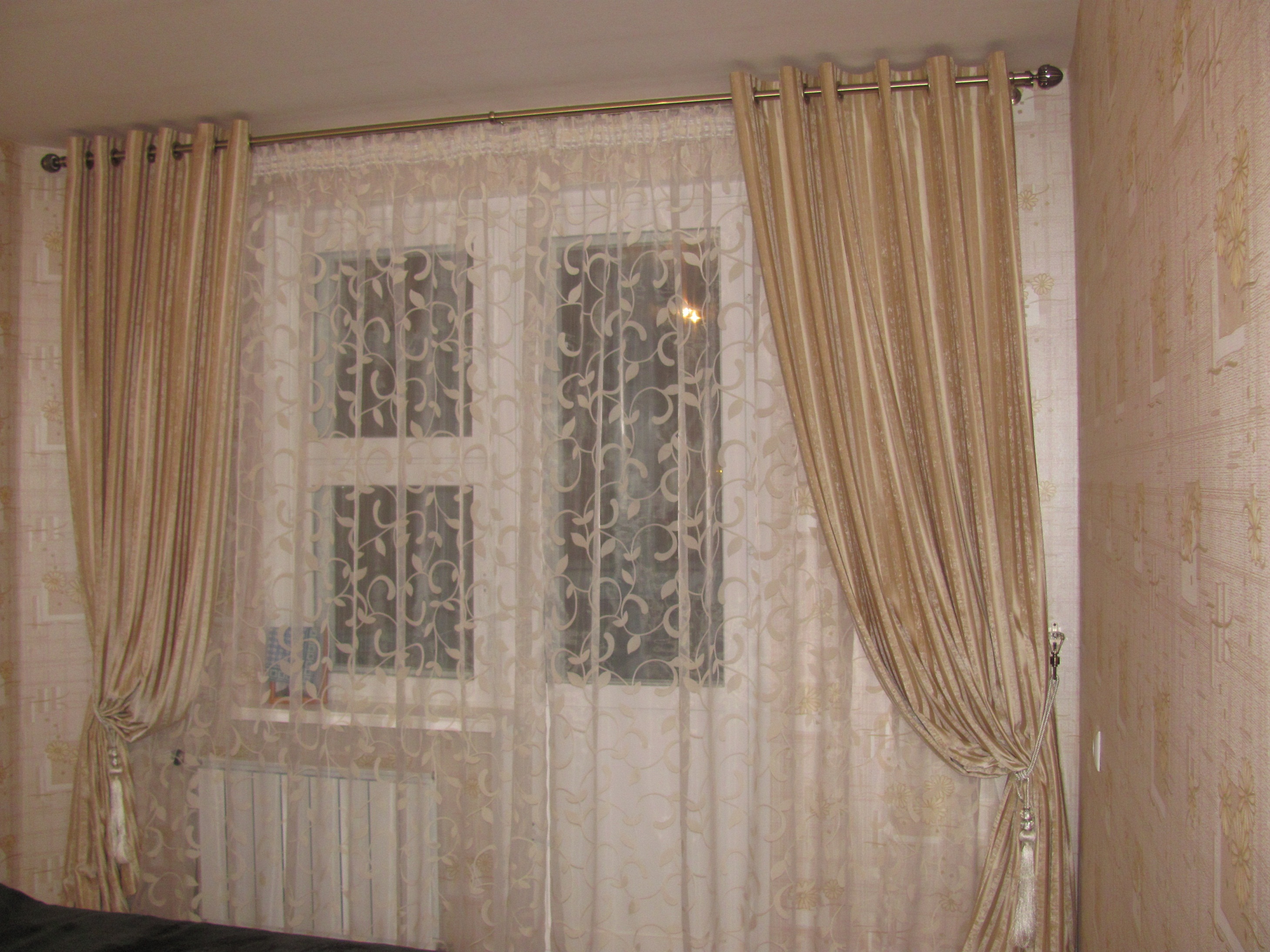 Карнизы и шторы на люверсах в гостиной