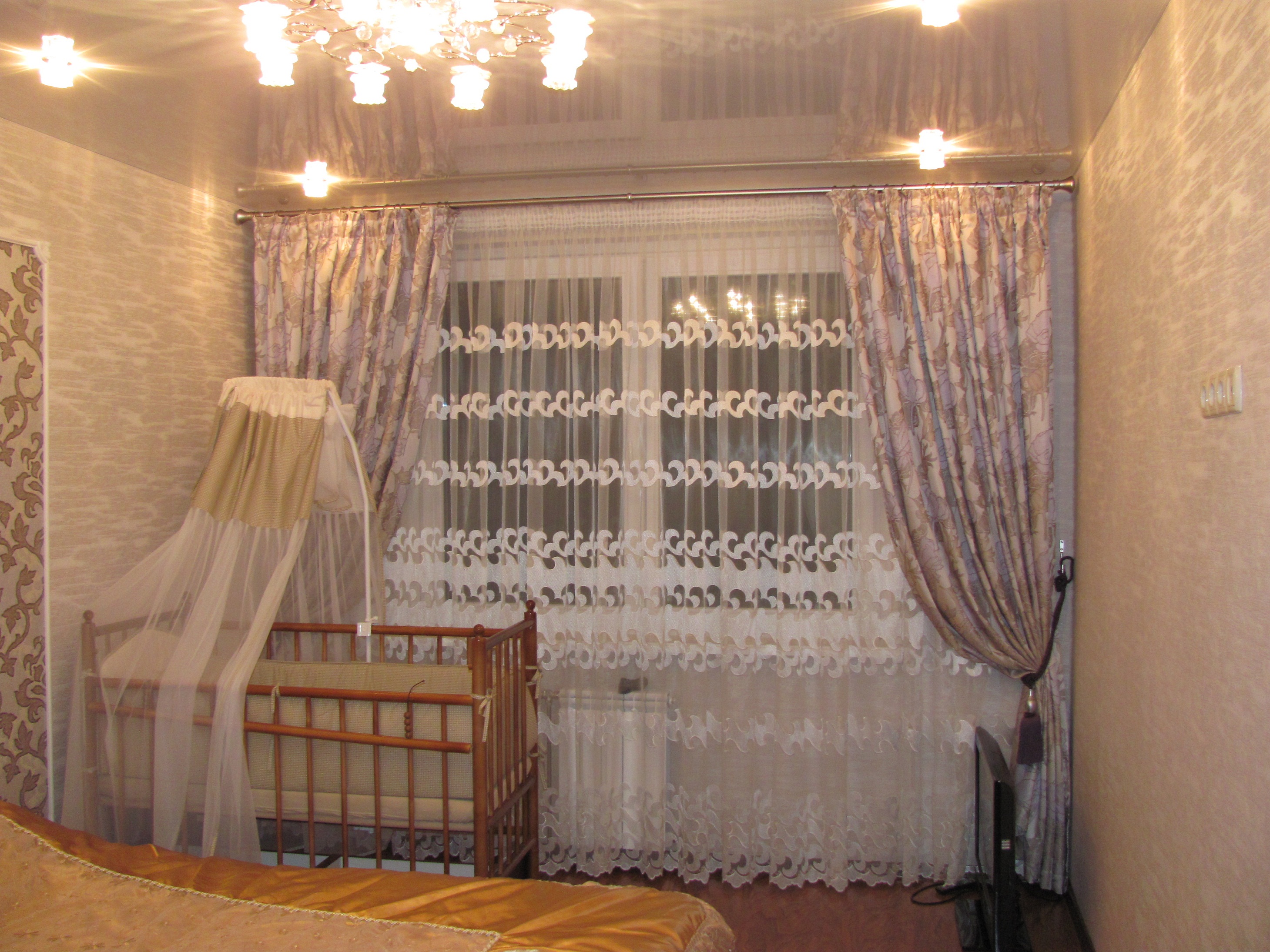 классические шторы в спальню