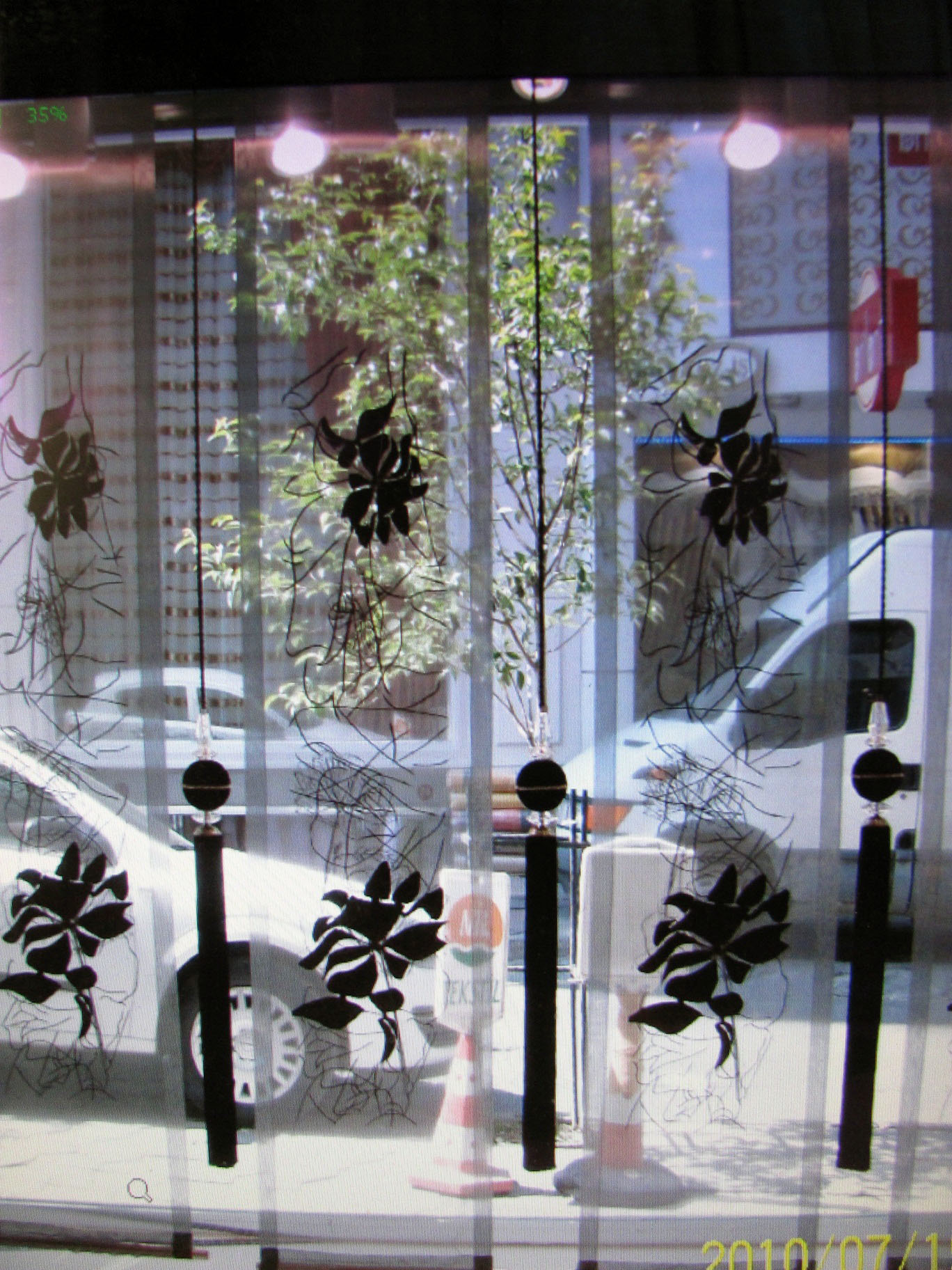японские панели украшены подвесами