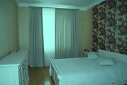 светло-серый текстиль в спальне