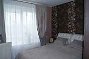 шторы жемчужного цвета в спальне с контрастными обоями