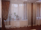 окно декорировано панелями и нитями